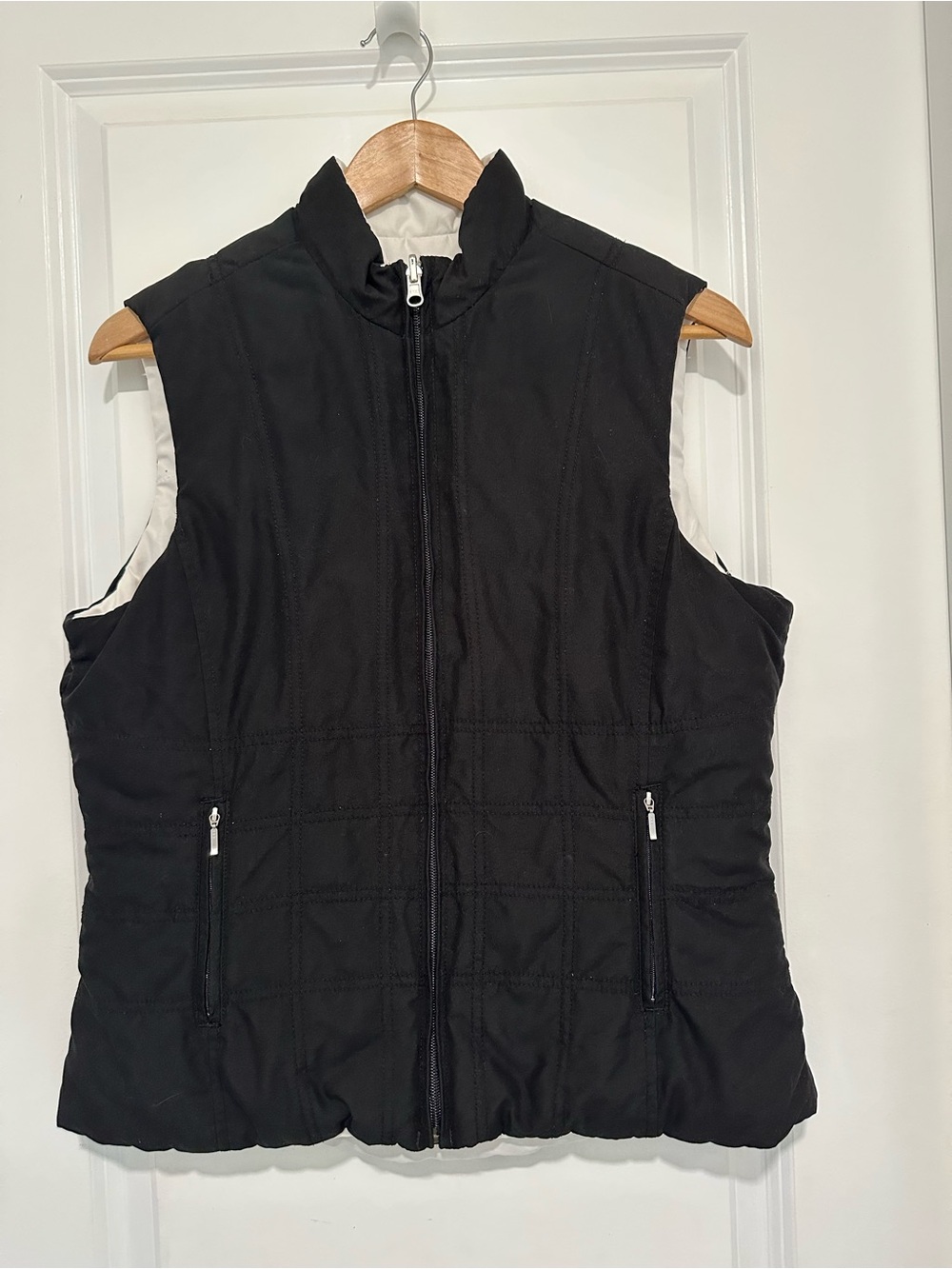 Reversible Black and White Warm Thick Quilted Women's Vest Size Medium